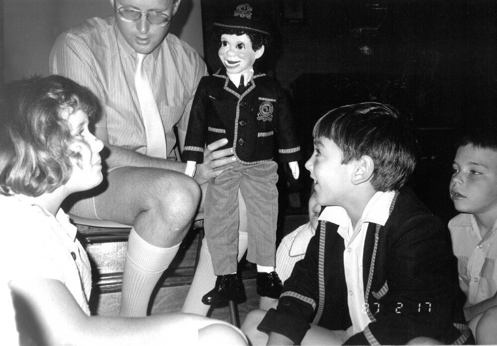 Junior School students with "Kenny", 1987