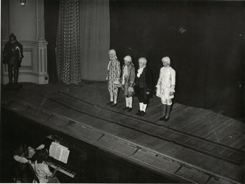 Performance of '1066 and all that', 1948