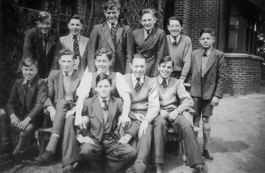 Informal photo of Form IVB outside Urangeline, 1948