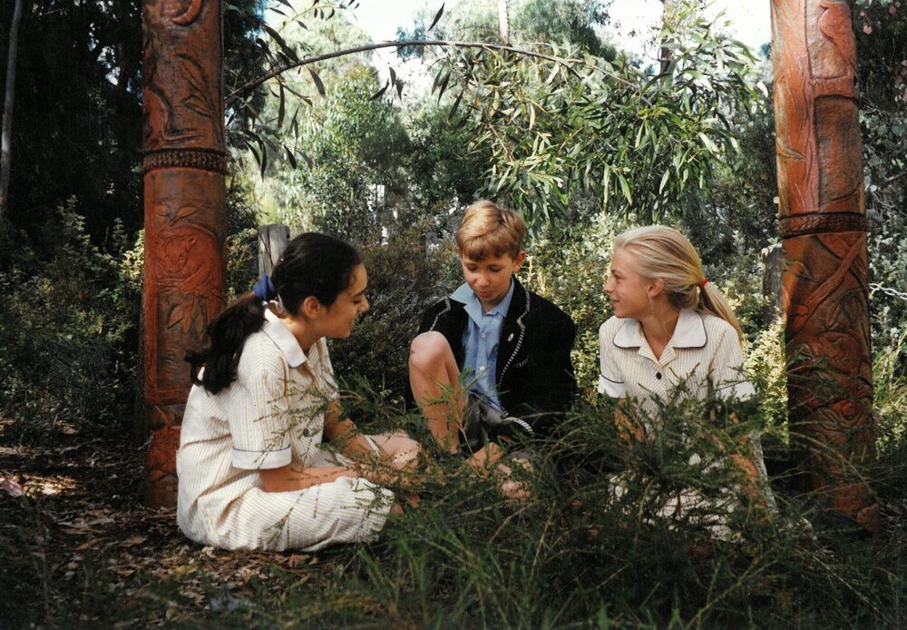 Donvale students posing with the 'Esprit de Corps' sculpture 1999