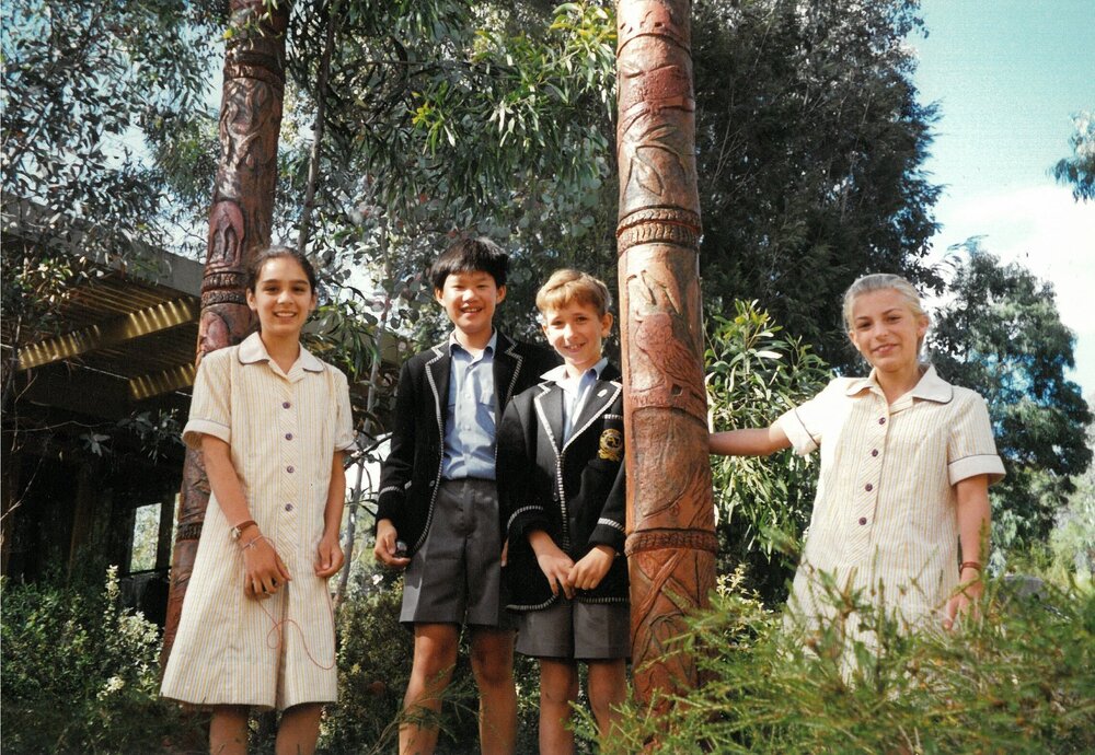 Donvale students posing with the 'Esprit de Corps' sculpture, 1999