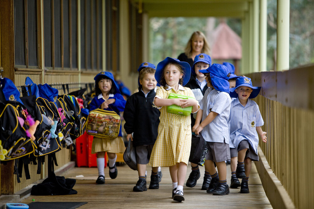 Donvale students carrying lunchboxes along the boardwalk, 2011