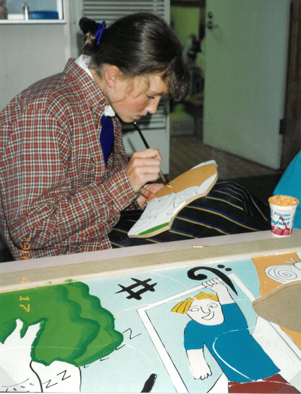 Donvale students creating jigsaw mural, 1993