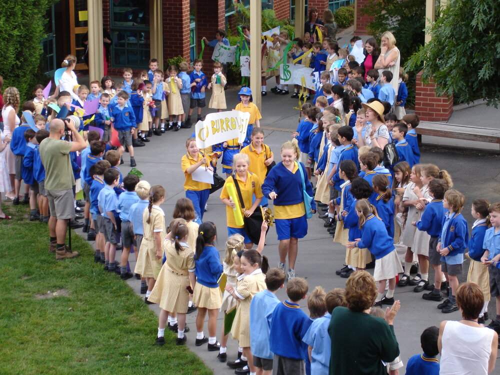 Junior School Kew send off to House swimming team 2005