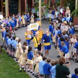 Junior School Kew send off to House swimming team 2005