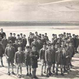 Form IV excursion to Essendon Airport, 1952