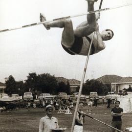 Bruce Edwards competing in pole vault event at Bulleen, 1965