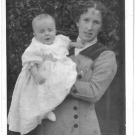 Eric Joyce and his mother, 1913
