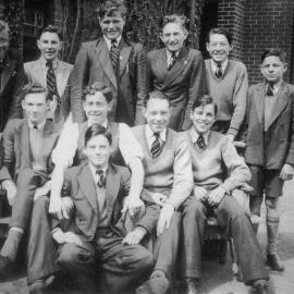 Informal photo of Form IVB outside Urangeline, 1948